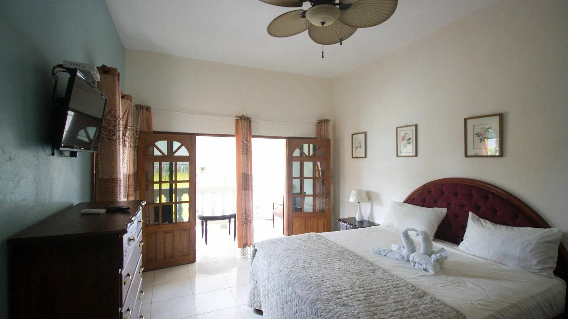 *** Guest house Chateau Margarite Bed And Breakfast Jamaica