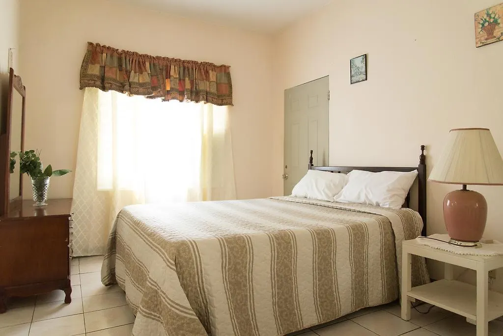 Chateau Margarite Bed And Breakfast مونتيغو باي 3*,  جامايكا